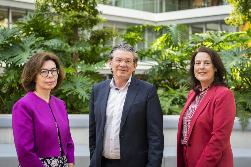 Het bestuur van de Gezondheidsraad: Ingeborg de Wolf (algemeen secretaris) Bart-Jan Kullberg (voorzitter) en Marianne Geleijnse (vicevoorzitter)